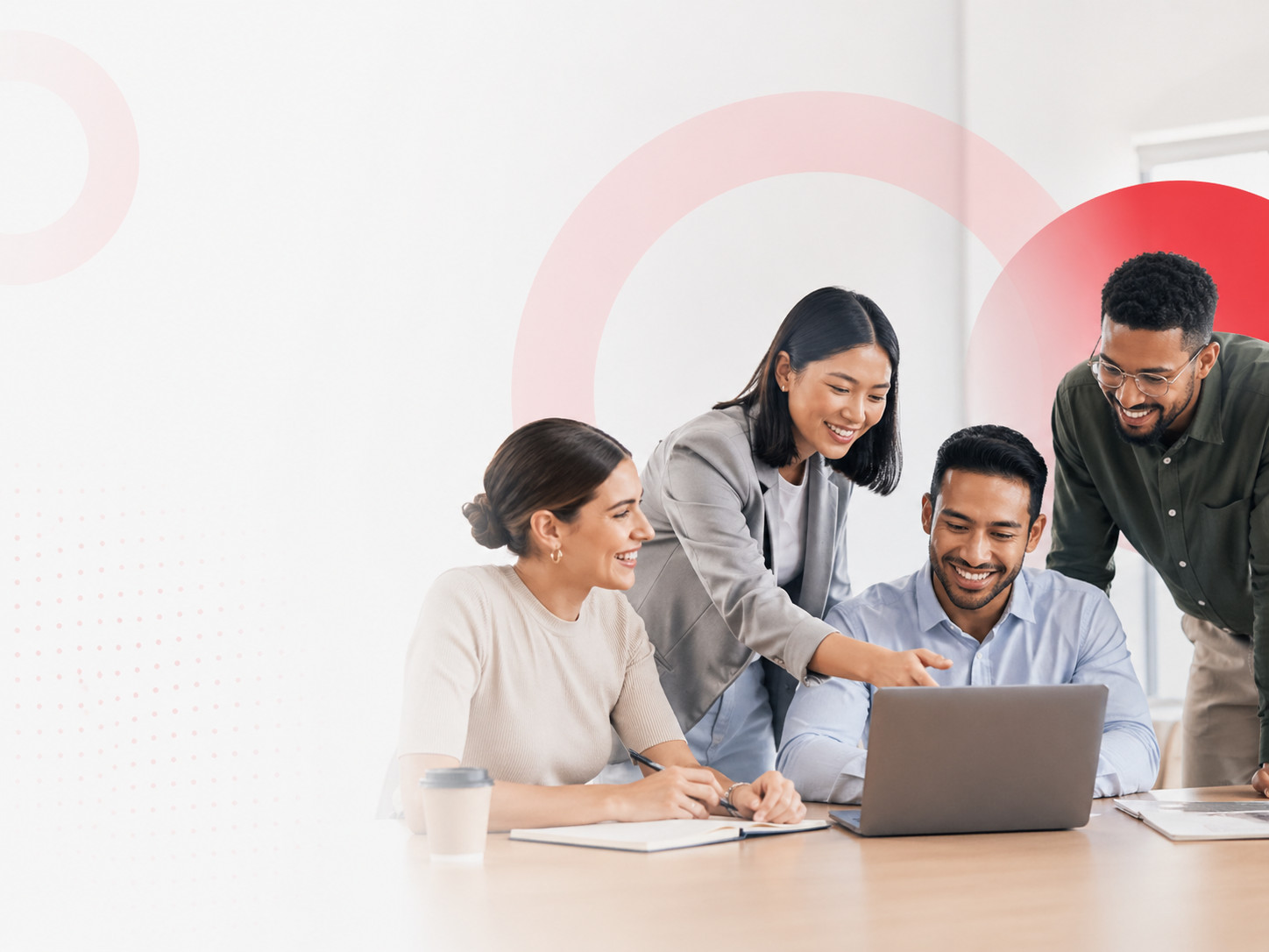 Profesionales colaborando en una sesión de inglés empresarial online con enfoque en comunicación laboral.