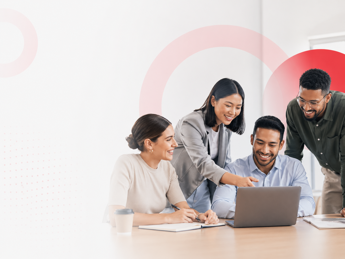 Profesionales colaborando en una sesión de inglés empresarial online con enfoque en comunicación laboral.